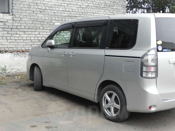    Toyota Voxy 2012 , 880000 , -