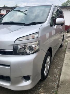    Toyota Voxy 2013 , 1080000 , 