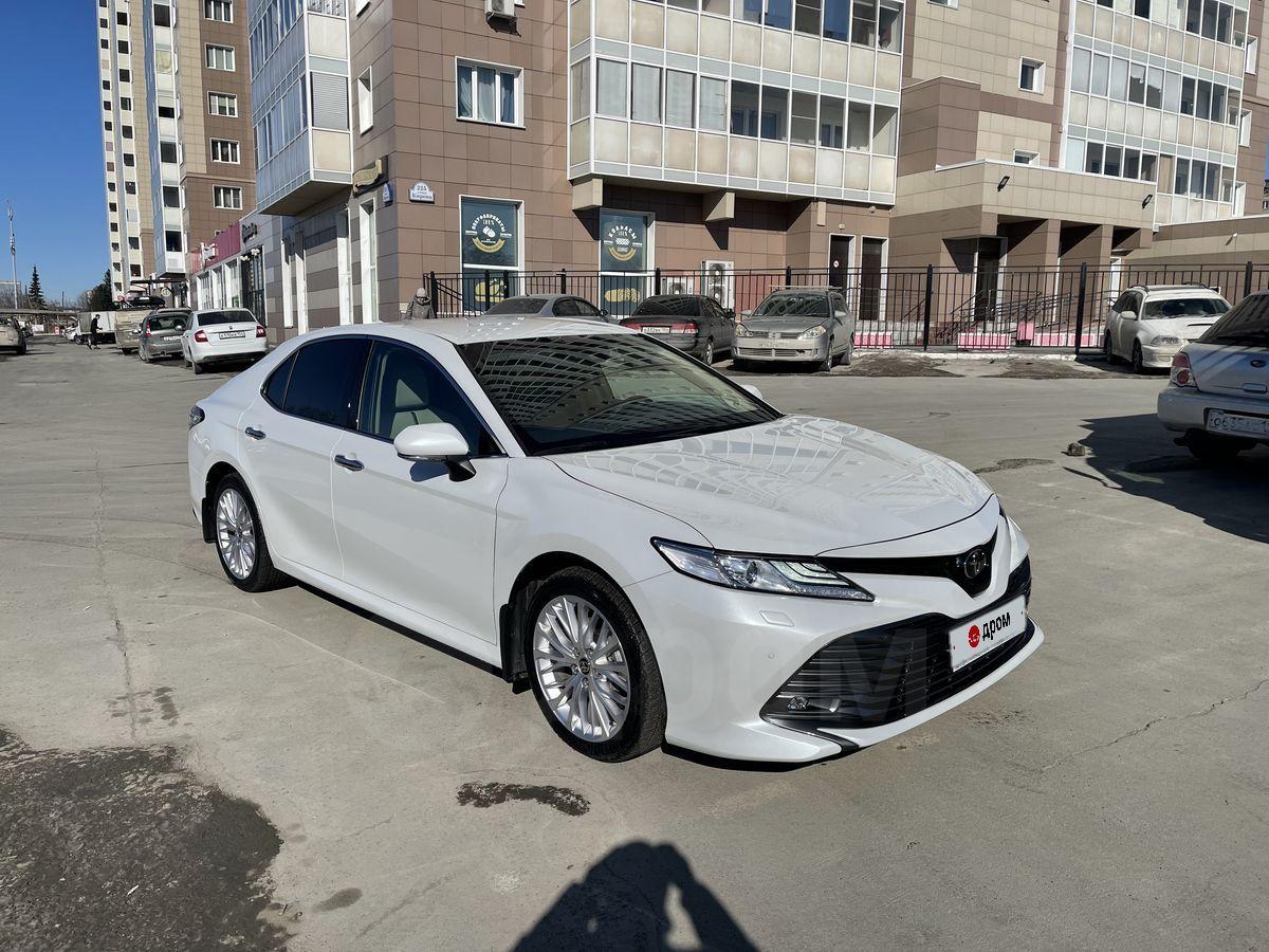 Toyota Camry 2021 в Новосибирске, Не бита не крашена, идеальное состояние,  машина ещё в пленках, 1 хозяин, бензин, 2.5 литра, седан, белый, Новосибирская  область