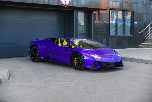 Lamborghini фиолетовая с зелено светящимися фарами