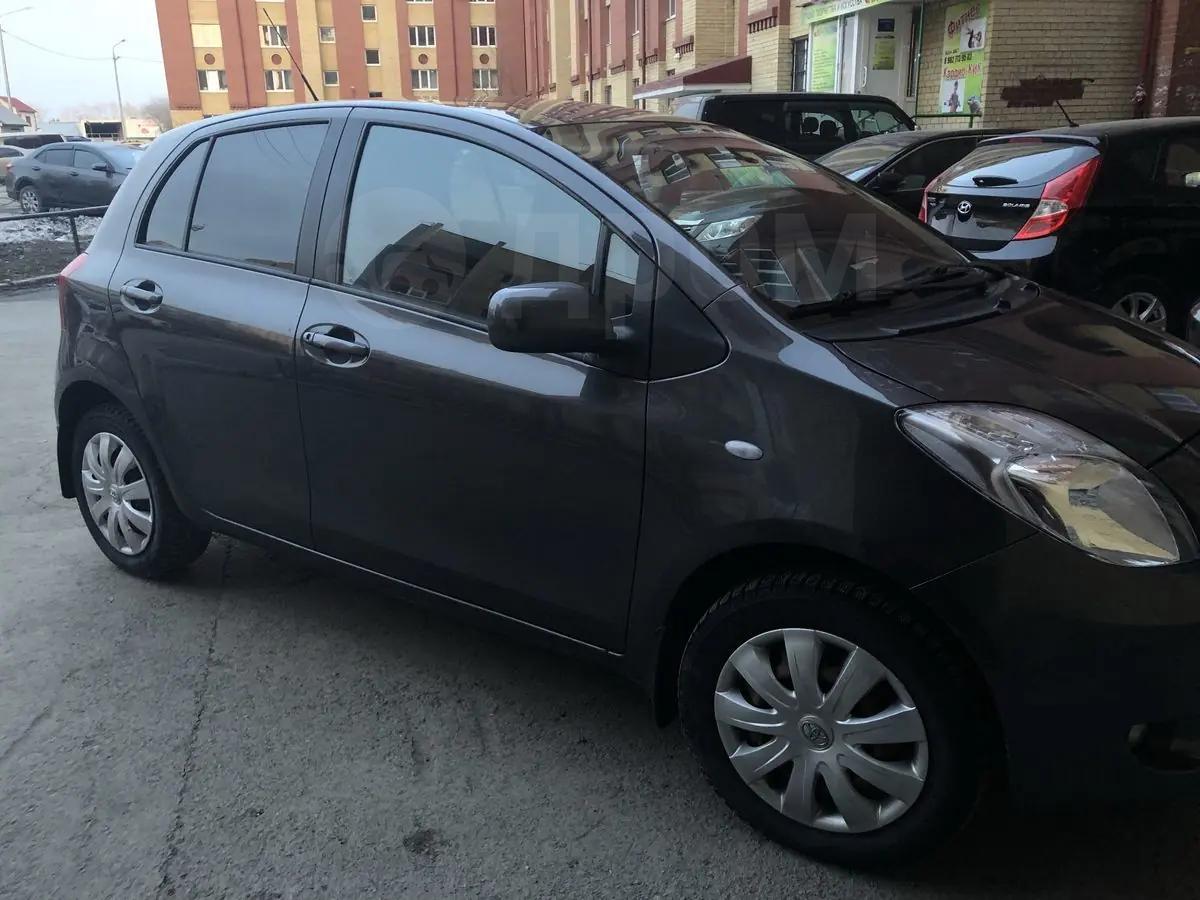 Toyota Yaris 2008 г. в Тюмени, идеальная машина для города, расход 6-7,  бензиновый, хэтчбек 5 дв., серый, автомат, руль левый, 1.3 литра, пробег 86  тысяч км