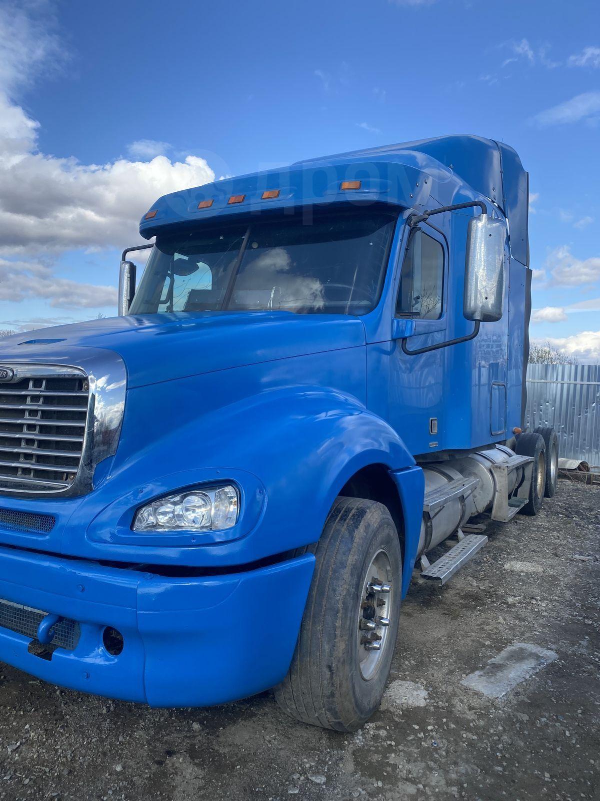 Купить Freightliner Columbia Седельный тягач 2003 года в Хабаровске: цена 1  700 000 руб., дизель, механика - Седельные тягачи