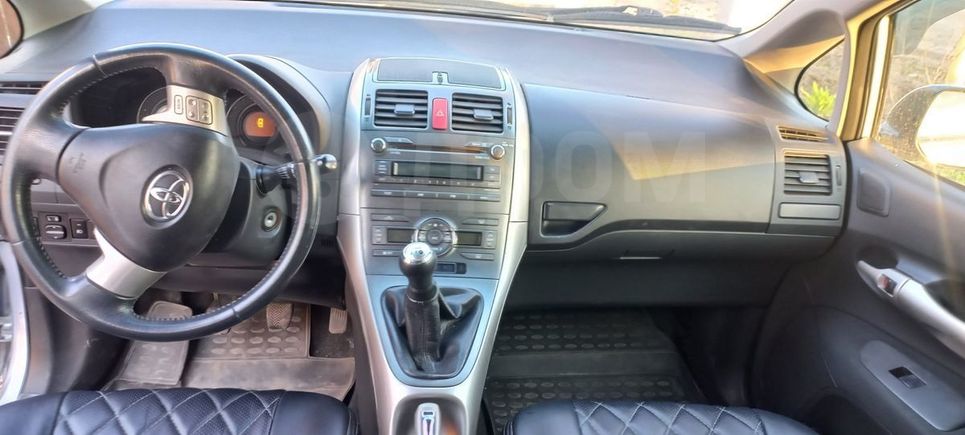 Toyota Auris салон левый руль