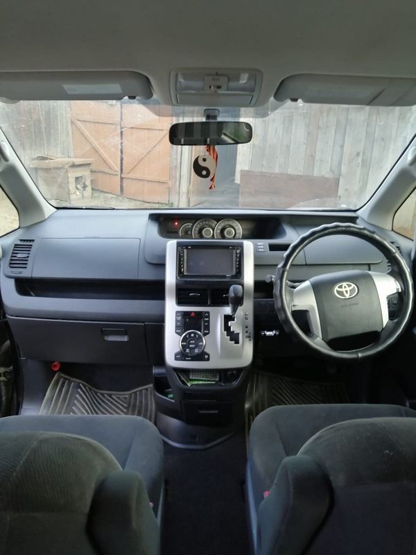    Toyota Voxy 2010 , 855000 , 