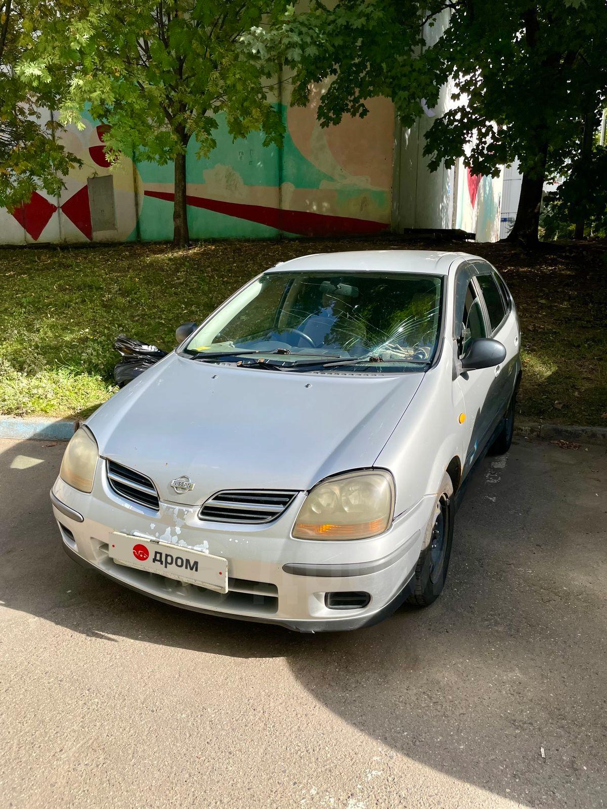Ниссан Тино 2000 года