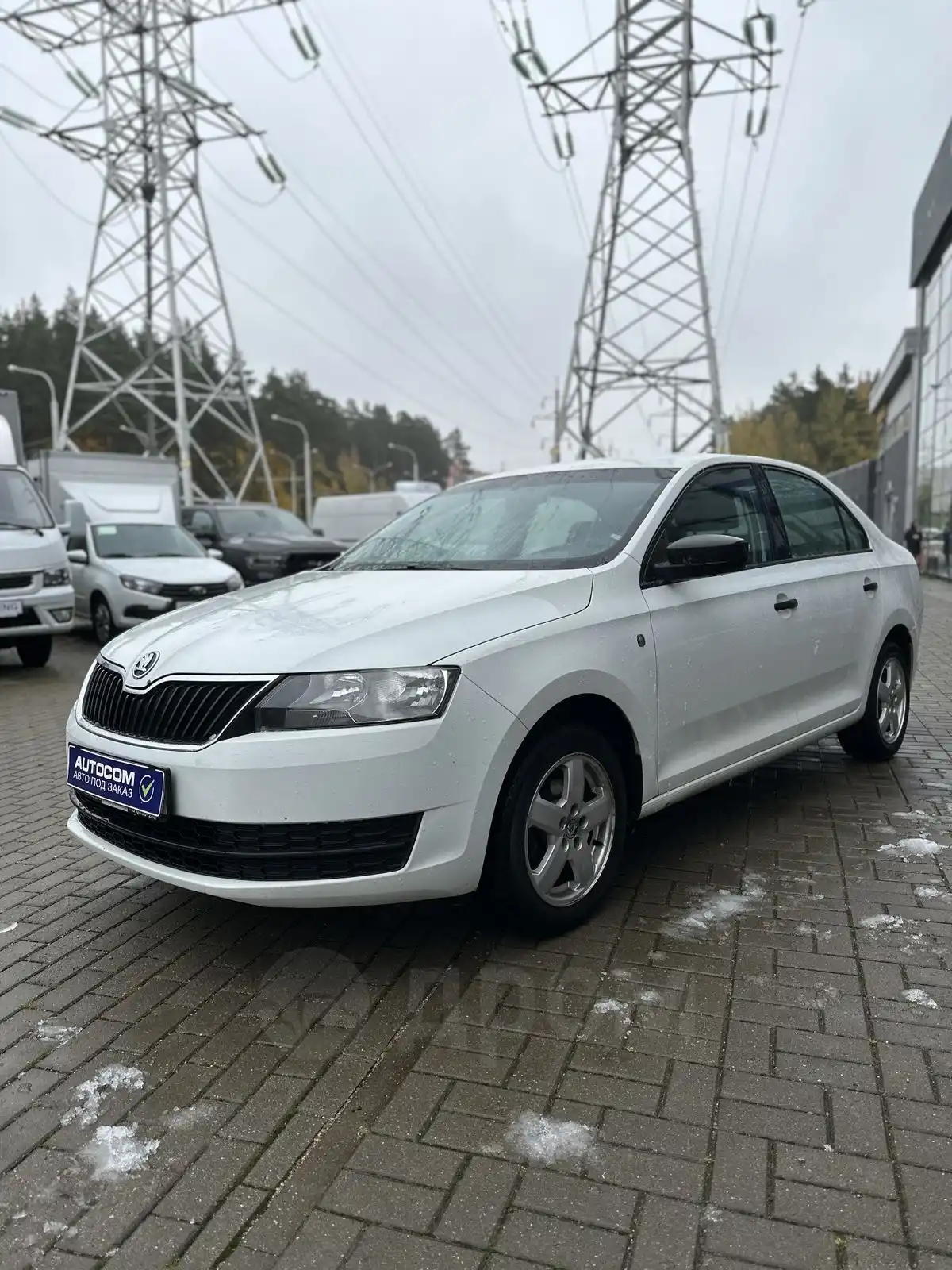 Продам авто Skoda Rapid 15 год в Минске, оригинальный пробег, бензиновый,  мкпп, белый, 1.6 литра, хэтчбек 5 дв.