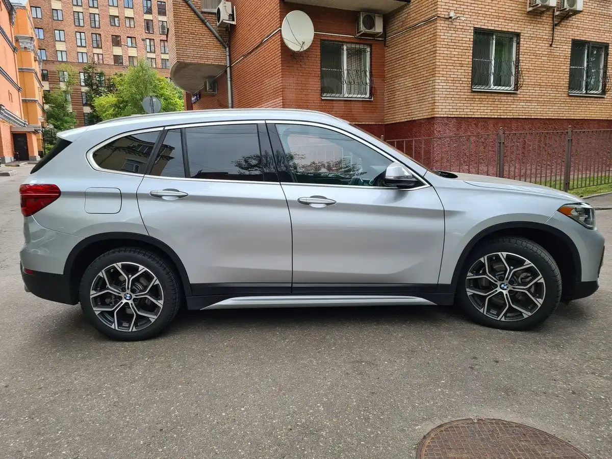 BMW X1 2020г.в. в Москве, Авто в отличном состоянии, 2 л., с пробегом,  серебристый, 4вд, с пробегом 22130 км, бензин, автоматическая коробка  передач