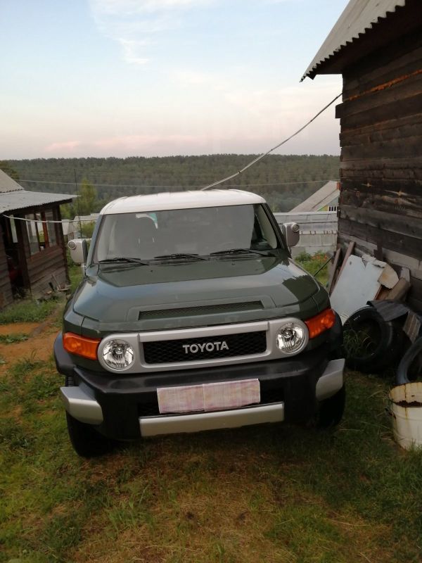 SUV   Toyota FJ Cruiser 2010 , 2400000 , 