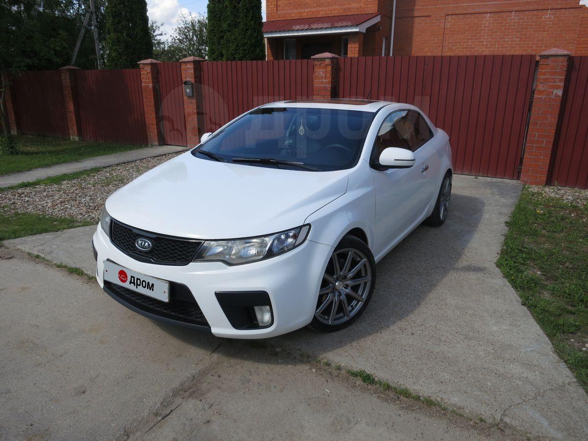 Kia Cerato Koup белая в наклейках