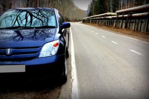  Toyota ist 2002 , 260000 , 