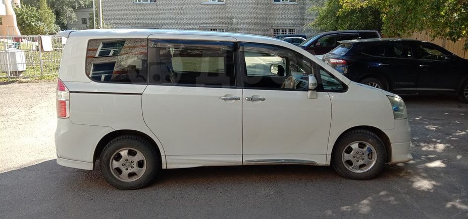    Toyota Noah 2009 , 750000 , 