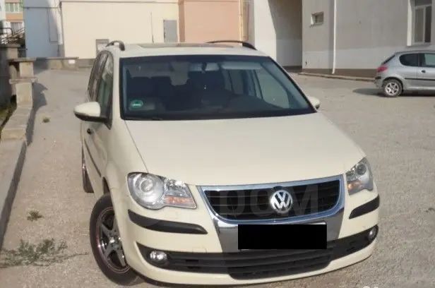    Volkswagen Touran 2010 , 590000 , 