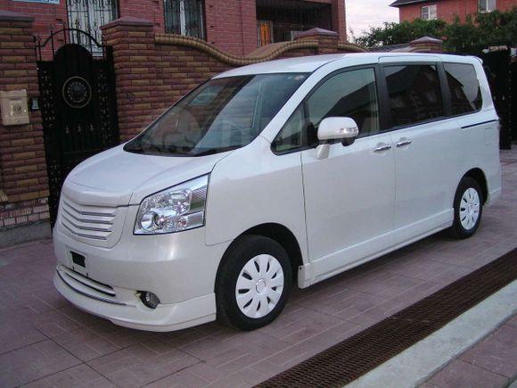    Toyota Noah 2010 , 990000 , 