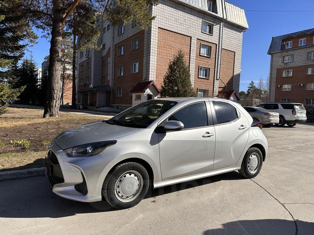 Продажа Тойота Ярис 2020 года в Бердске, Продам Toyota Yaris 2020г, серый,  хэтчбек 5 дв., бензин, комплектация 1.0 G, 1 литра, АКПП