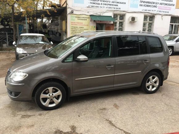    Volkswagen Touran 2009 , 635000 , 