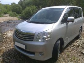    Toyota Noah 2011 , 830000 , 