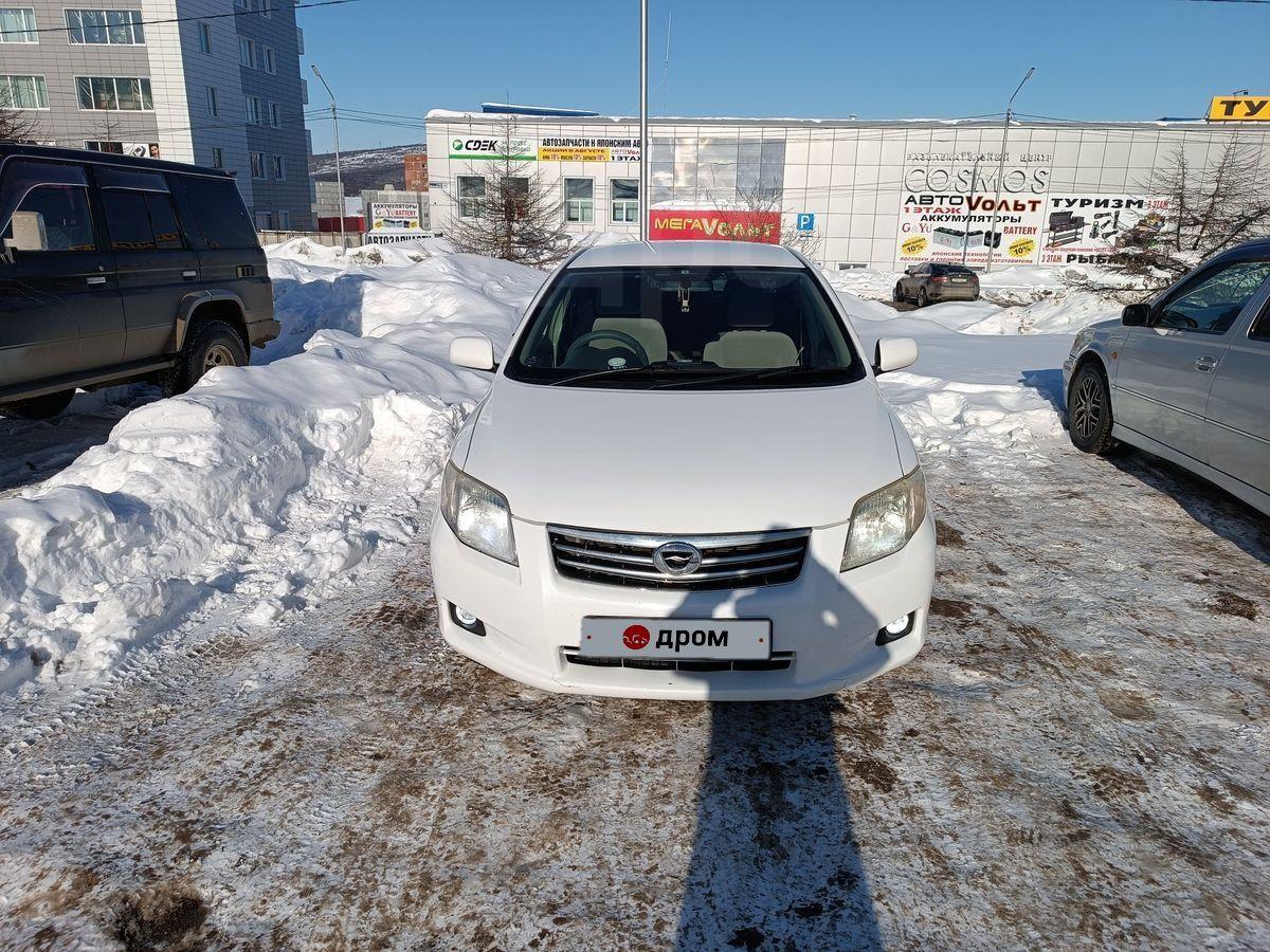 Toyota Corolla Axio 2010 года в Магадане, акпп, 1.5л., 1.5 X, передний  привод, белый, бензиновый двигатель