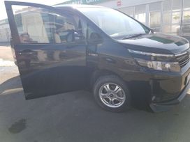    Toyota Voxy 2015 , 1330000 , 