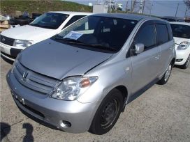 Toyota ist 2002 , 135000 , 