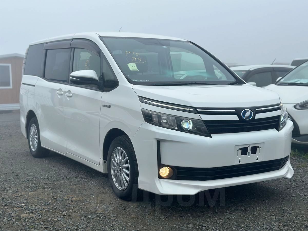 Toyota Voxy Hybrid обзор
