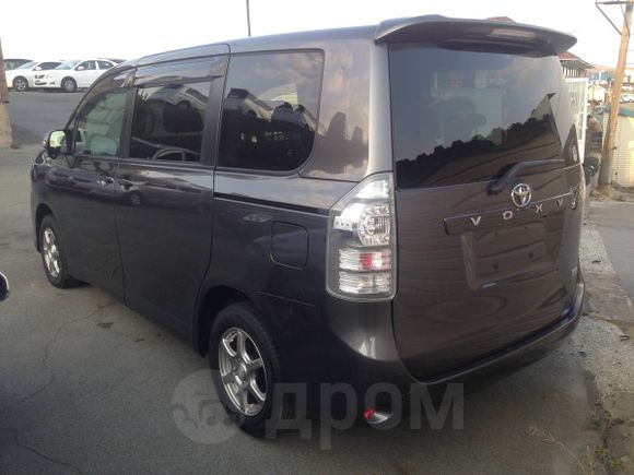    Toyota Voxy 2010 , 765000 , 