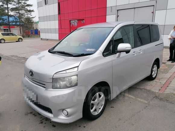    Toyota Voxy 2010 , 900000 , 