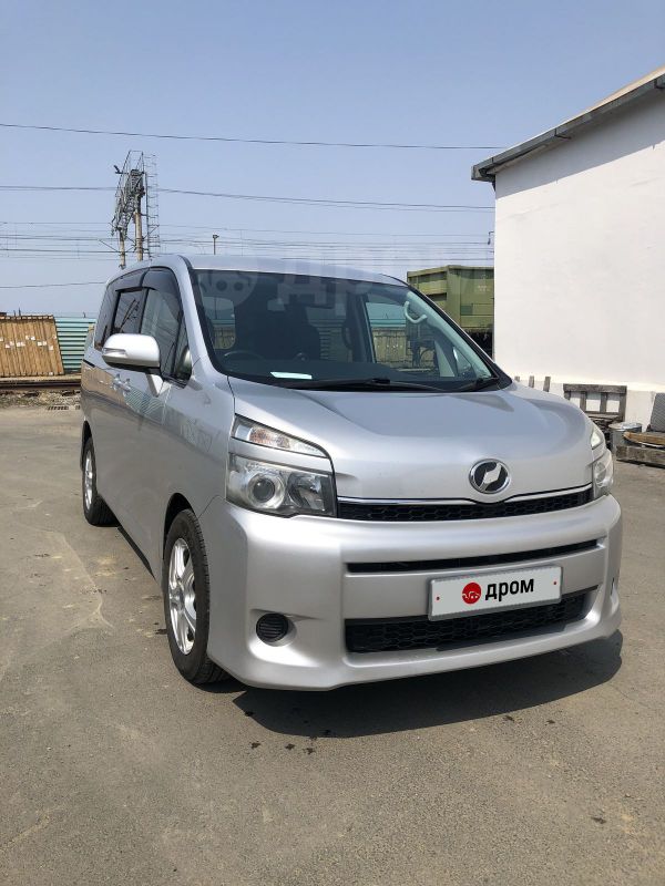    Toyota Voxy 2011 , 1050000 , 