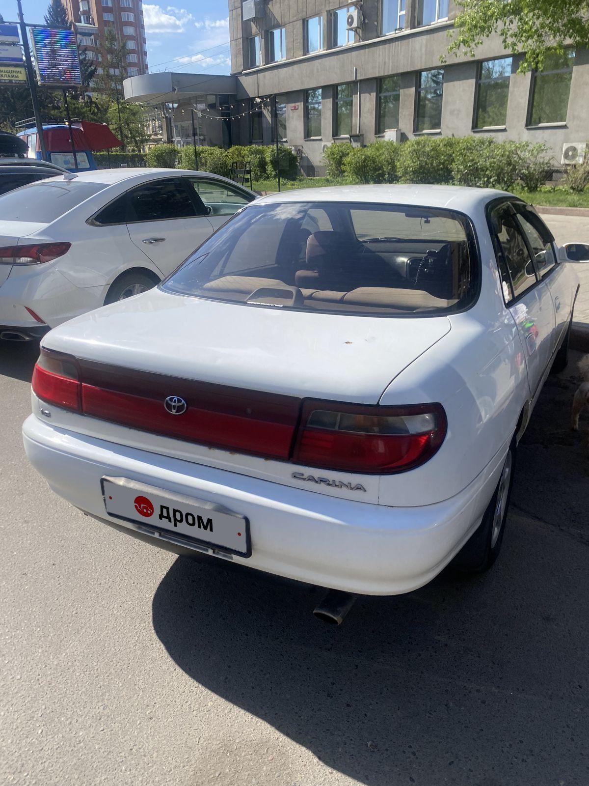 Продажа Toyota Carina 1994 в Красноярске, Продам Карину в бодром состоянии,  бензиновый, акпп, 1.8 литра, белый, с пробегом 570 тыс.км, седан